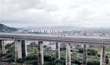 智能驾驶新篇章！全球首列机场跨坐式单轨列车正式亮相